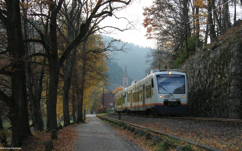 VT 517 und 530 als OSB87501 (Offenburg-Freudenstadt Hbf) bei Schiltach 6.11.11