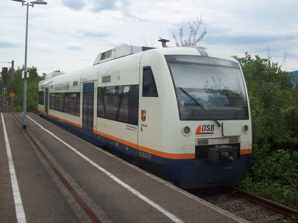 VT 525 der Ortenau-S-Bahn ist am 14.05.2011 auf der Strecke Achern-Ottenhfen im Einsatz.Am Nachmittag steht er im Bahnhof Achern und wartet auf die Abfahrt nach Ottenhfen im Schwarzwald.