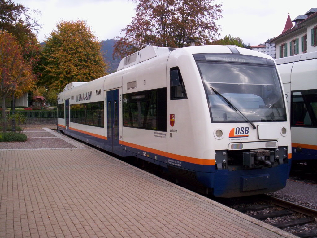 VT 525 der Ortenau-S-Bahn steht am 28.10.06 im Bahnhof von Ottenhfen