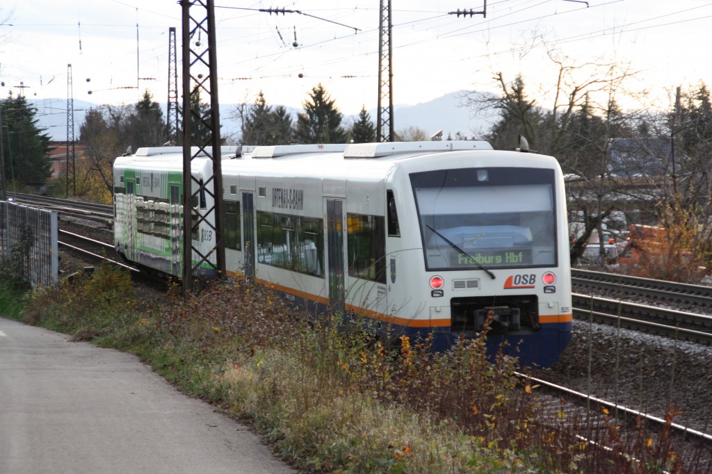 VT 529 der OSB, eine Leihgabe an die SWEG. Das Fahrzeug verkeht aber auch fr Leistungen der BSB. Hier kurz vor Denzlingen auf dem Weg Richtung Freiburg.