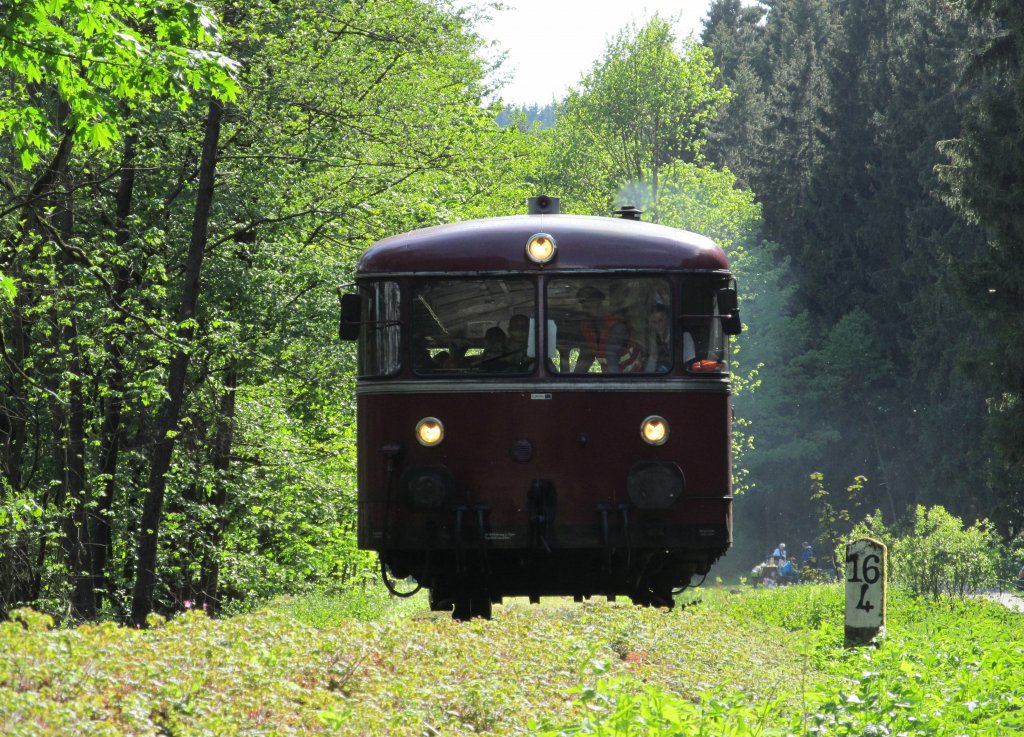 VT 53 (ex DB 796 724) der HWB ist am 17. Mai 2012 als N 8779 bei Klingersmhle Richtung Nordhalben unterwegs.