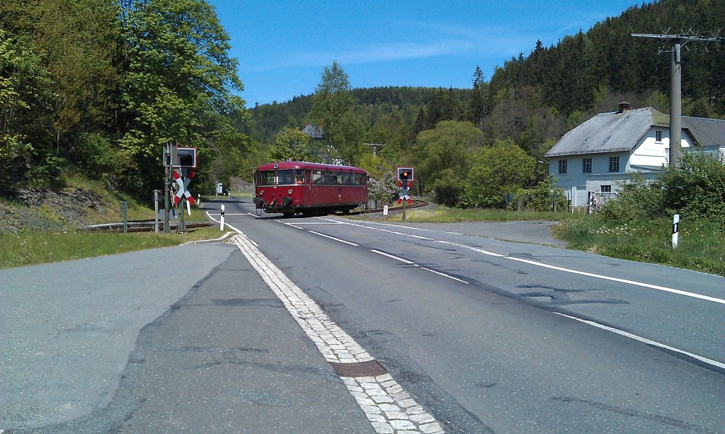 VT 53 (ex VT 796) der Hochwaldbahn am 20.05.2012 an einem Bahnbergang zwischen Drrenwaid und Nordhalben. 