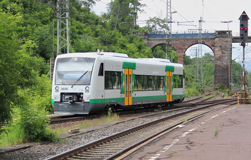 VT 53 hat seine Pause beendet und f�hrt zum Bahnsteig vor um, f�r die Erfurter Bahn, Fahrg�ste mit dem ziel Halle aufzunehmen. Aufgenommen am 14.07.2012 in Eichenberg.