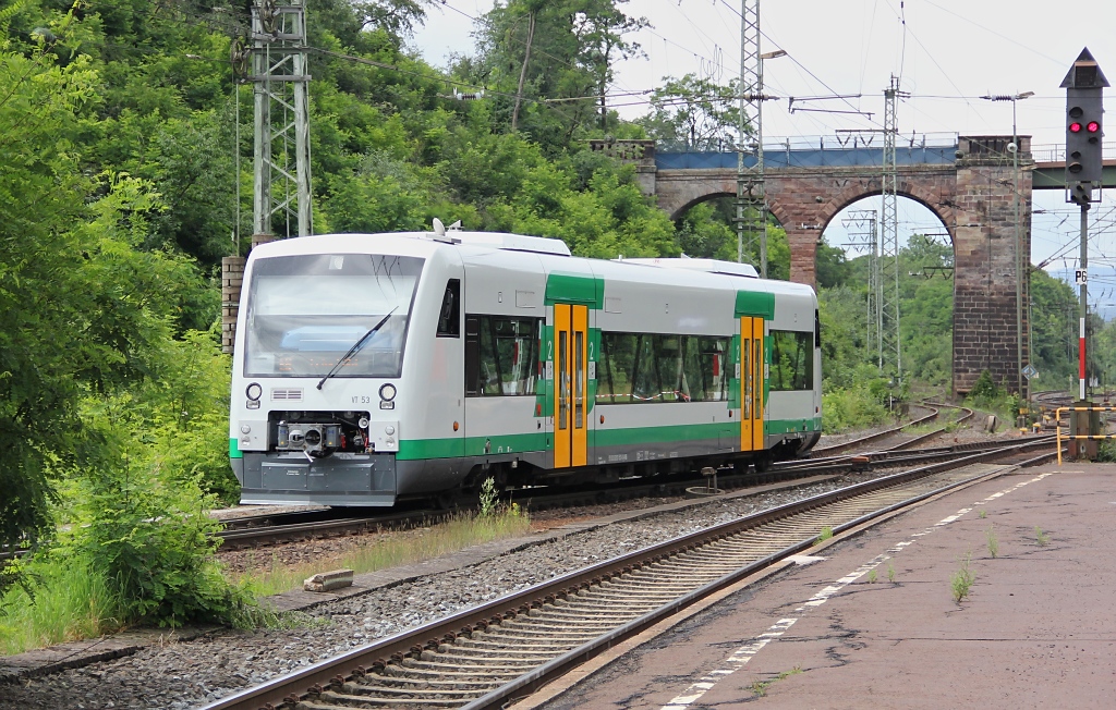 VT 53 hat seine Pause beendet und fhrt zum Bahnsteig vor um, fr die Erfurter Bahn, Fahrgste mit dem ziel Halle aufzunehmen. Aufgenommen am 14.07.2012 in Eichenberg.