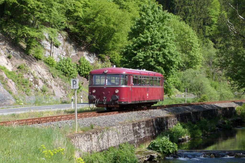 VT 53 der Hochwaldbahn als Leihfahrzeug auf der Rodachtalbahn mit dem ersten Zug des Tages von Nordhalben nach Steinwiesen,aufgenommen am 20.05.2012 bei L�fflersm�hle.