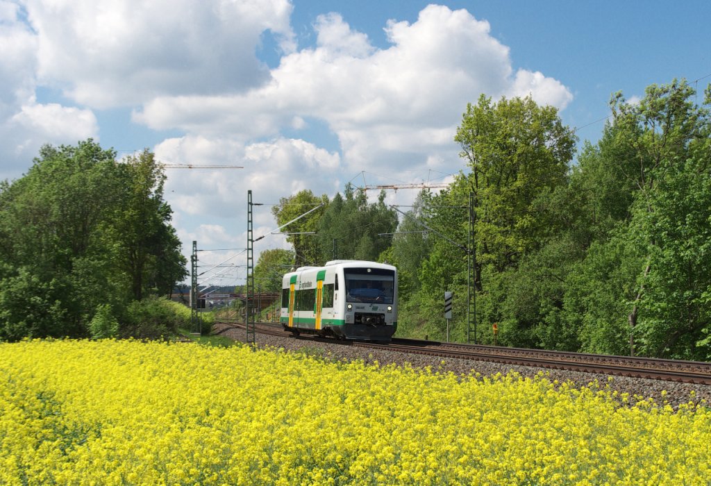 VT 53 der Vogtlandbahn, den wir zuvor in Mehltheuer ab gelichtet hatten, ist wieder auf dem Rckweg aus Hof mit dem Ziel Zwickau. Gleich wird der Regioshuttle den oberen Bahnhof von Plauen erreichen. Der Triebwagen ist getauft auf die Stadt Adorf im Vogtland.
Plauen  An der Schpsdrehe  am 28.05.2013 - Bahnstrecke 6362 Leipzig - Hof