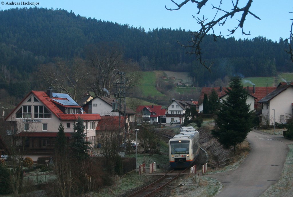 VT 530 und 531 der OSB als OSB87342 (Freudenstadt Hbf-Bad Griesbach(Schwarzwald)) in Halbmeil 27.12.09