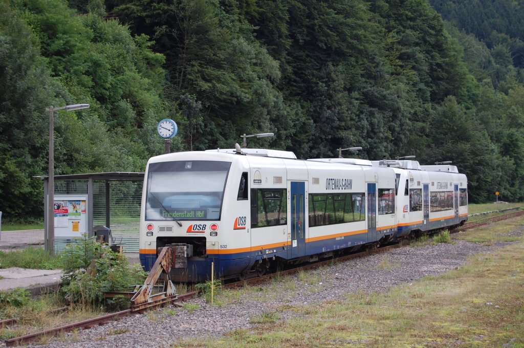 VT 532 der Ortenau S-Bahn steht am 30.7.2010 gemeinsam mit einem Schwesterfahrzeug derselben Privatbahn im Bahnhof von Bad Griesbach zur Abfahrt nach Freudenstadt bereit. Whrend Bad Griesbach frher ber umfangreiche Gleisanlagen verfgte, ist heute nur noch ein Gleis brig. Auch das groe Empfangsgebude ist dem Verfall preisgegeben.