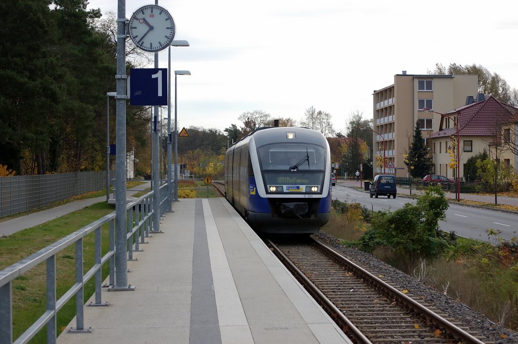 VT 560 der Mrkische Regiobahn als MR51 (MR 99612) nach Rathenow, bei der Einfahrt in die Haltestelle Premnitz Zentrum. 03.11.2010