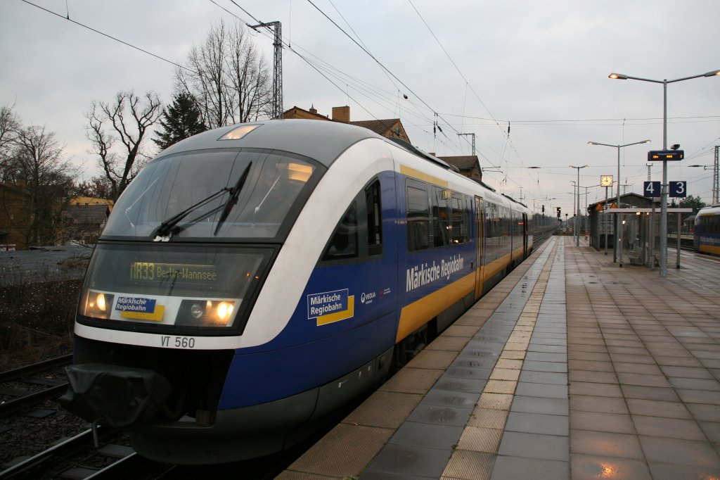 VT 560 der Mrkischen Regiobahn am letzten  Tag am 10.12.2011 auf der Strecke Jterbog Berlin Wannsee im Einsatz hier im Bahnhof von Michendorf