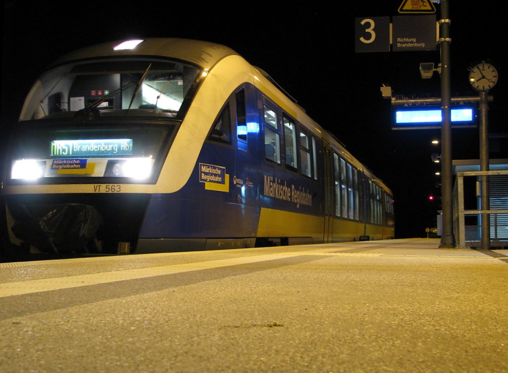 VT 563 Desiro der Mrkischen Regiobahn ( OLA) steht abfahrbereit am Bahnhof von Rathenow am 30.09.2010.am spten Abend in Richtung Brandenburg HBF
