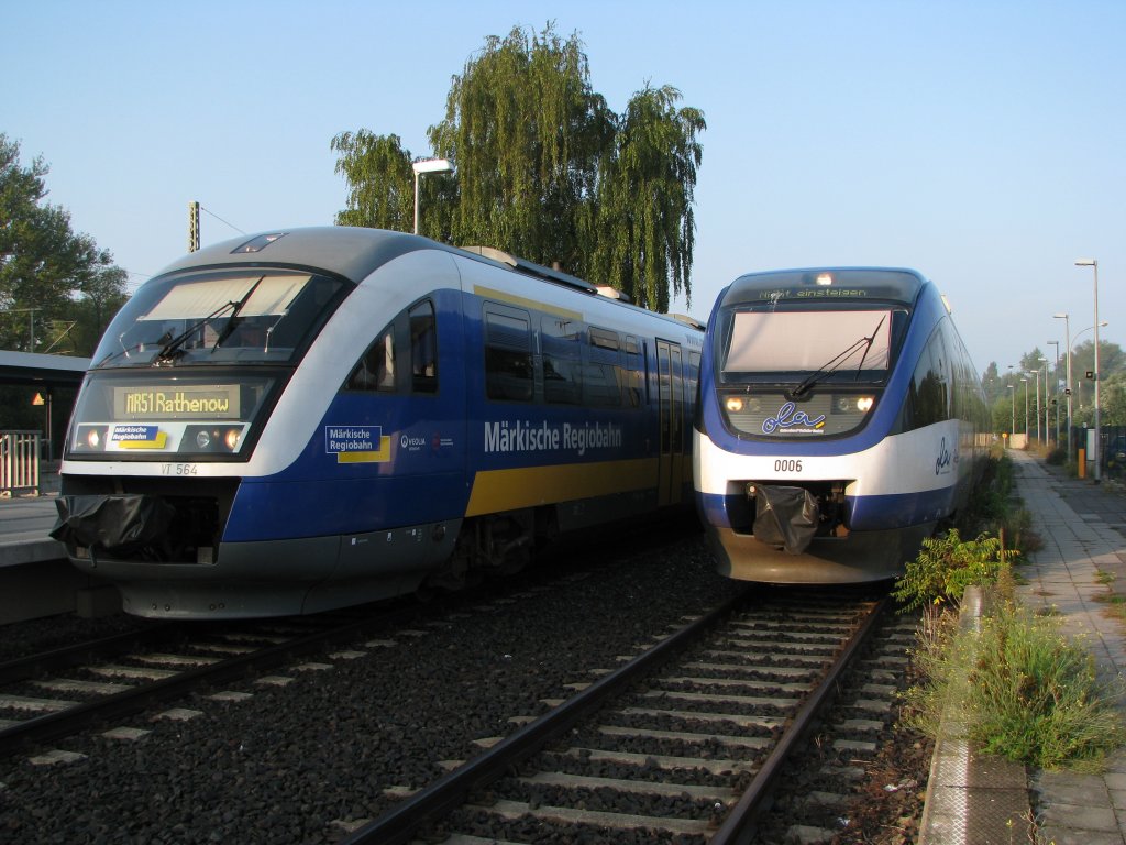 VT 564 Desiro der Mrkischen Regiobahn und VT Talent der OLA Neubrandenburg warten zusammen im Bahnhof von Brandenburg HBF auf neue Aufgasben am 11.09.2010