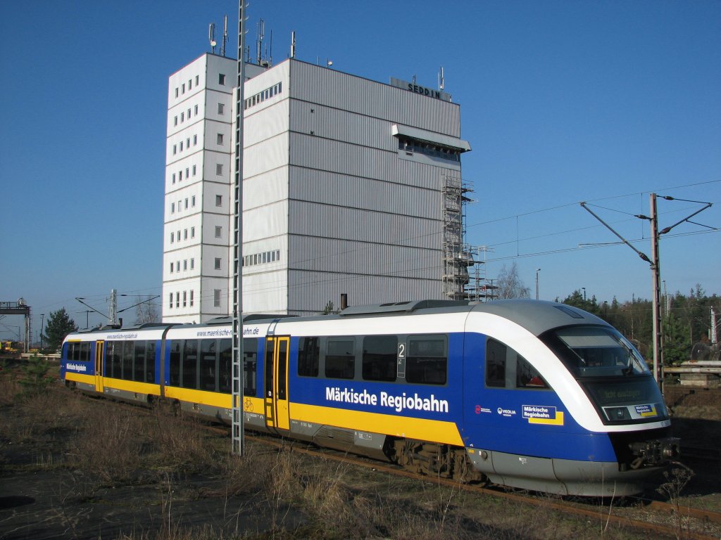 VT 565 Desiro der Mrkischen Regiobahn ( OLA ) am 10.03.2008 bei der Durchfahrt in Seedin . 