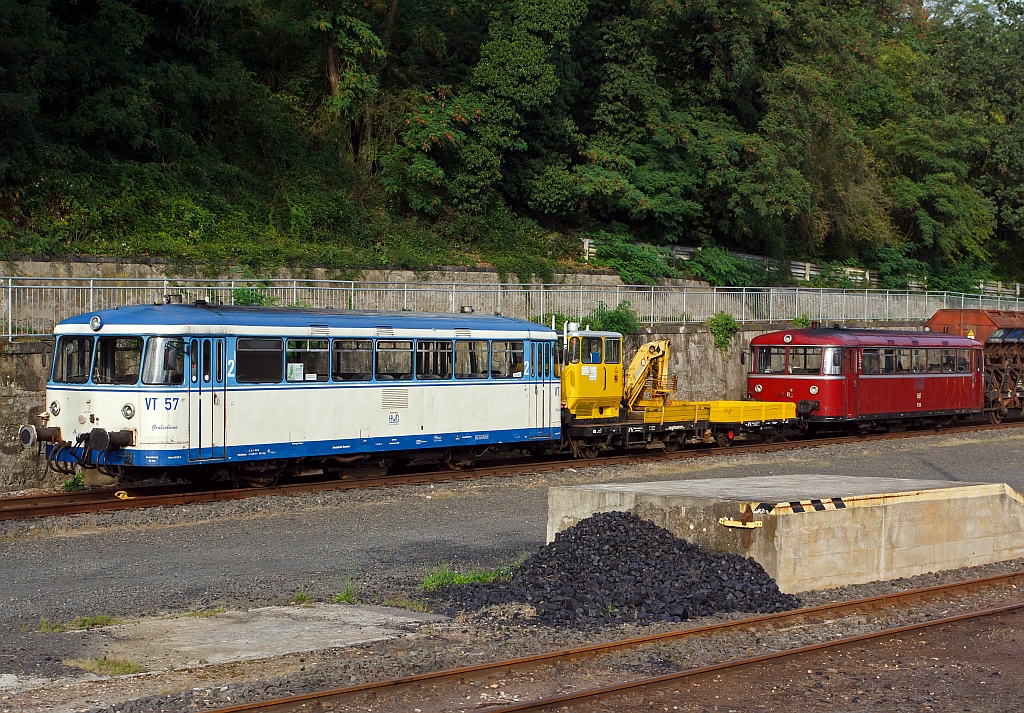 VT 57 der Hochwaldbahn (ex DB 798 808-2, ex VT98 9808) und VT 51 der HWB (ex DB 796 757-3), dazwischen ein Rotenkaftwagen, abgestellt am 21.08.2011 in Linz bei der Eifelbahn GmbH. Aufnahme aus fahrenden Sonderzug.