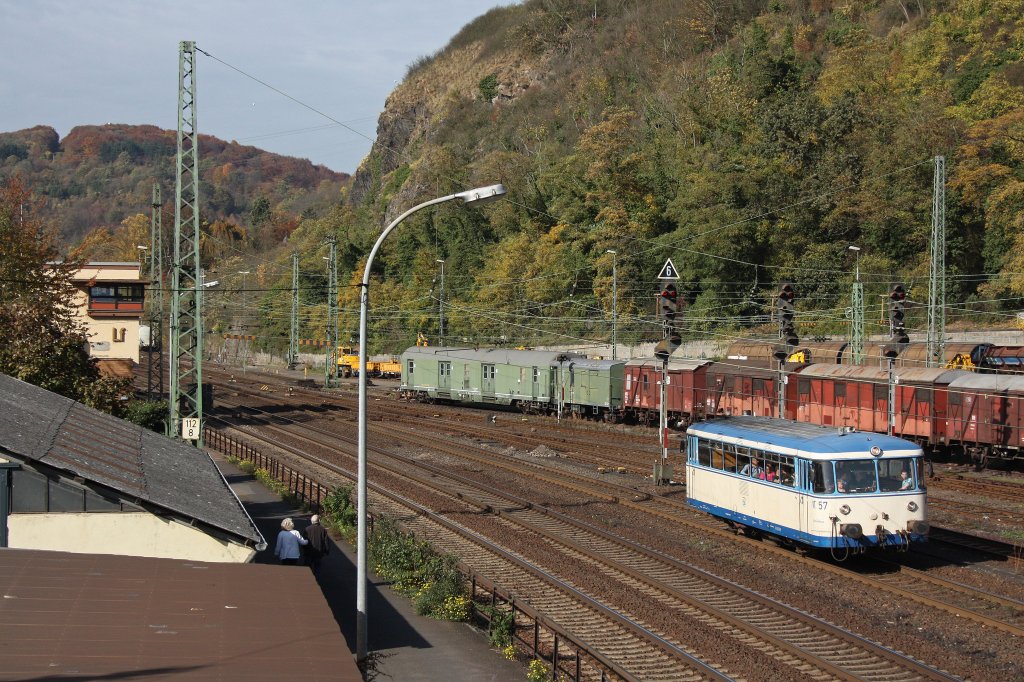 VT 57 der HWB war am 21.10.12 auf Pendelfahrt bei Linz am Rhein unterwegs.