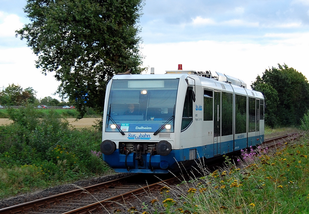 VT 6.012.1 der Rurtalbahn als RB 39 auf dem renovierten Eisernen Rhein in Richtung Rheindahlen unterwegs. Soeben hat der die KBS 485 am Gterbahnhof Rheydt verlassen und ist jetzt auf hhe des Industriegebietes Wickrath und unweit vom Bahnbergang Hocksteiner Weg. Montag 23.8.2010