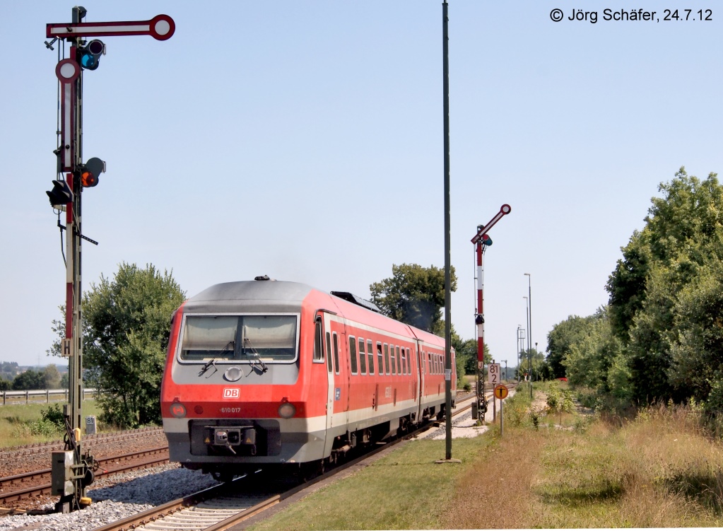 VT 610 017 fhrt am 24.7.12 in Freihls als RE 3555 nach Schwandorf ab. Die Fahrdienstleiterin hat das Formsignal von Gleis 1 dafr auf „Hp 1“ gestellt. 