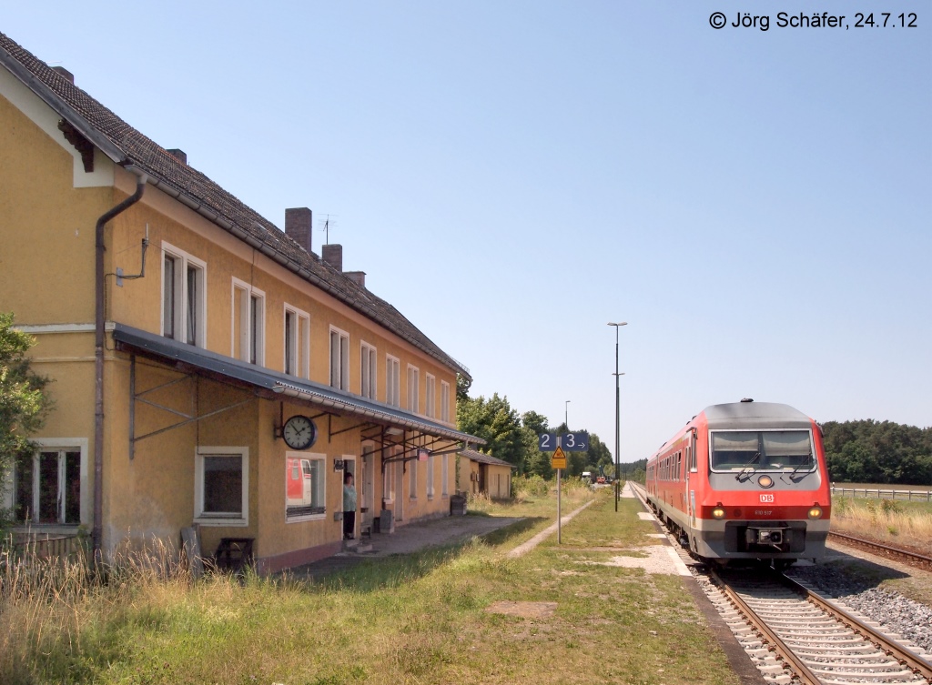 VT 610 517 hlt am 24.7.12 um 13.53 Uhr als RE 3555 nach Schwandorf in Freihls. Eine weitere Fahrtmglichkeit gibt es an diesem Tag nicht mehr! 