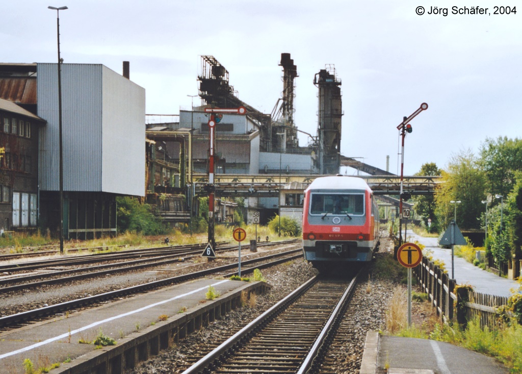 VT 610 517 verlsst am 25.8.04 als RE nach Nrnberg den Bahnhof Sulzbach-Rosenberg Htte. Im Hintergrund die gewaltigen Anlagen der Maxhtte.