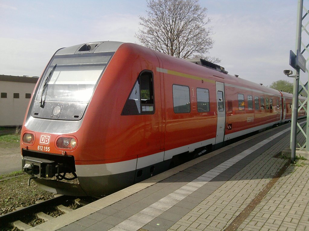 VT 612-155 steht als RE nach Bayreuth Hbf in Saalfeld(Saale).
Aufgenommen am 06.04.11