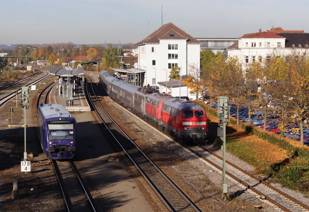 VT 63 der BOB verl�sst Ravensburg nach einem kurzen Halt, w�hrend der AEG Showtrain auf Gleis 1 steht, 29.10.10