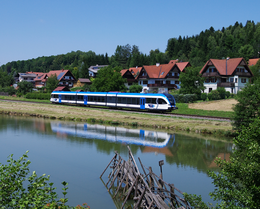 VT 63.08 der GKB war am 22.06.2011 als R von Graz via Lieboch nach Wies unterwegs.
Das Bild enstand in Kressbach.