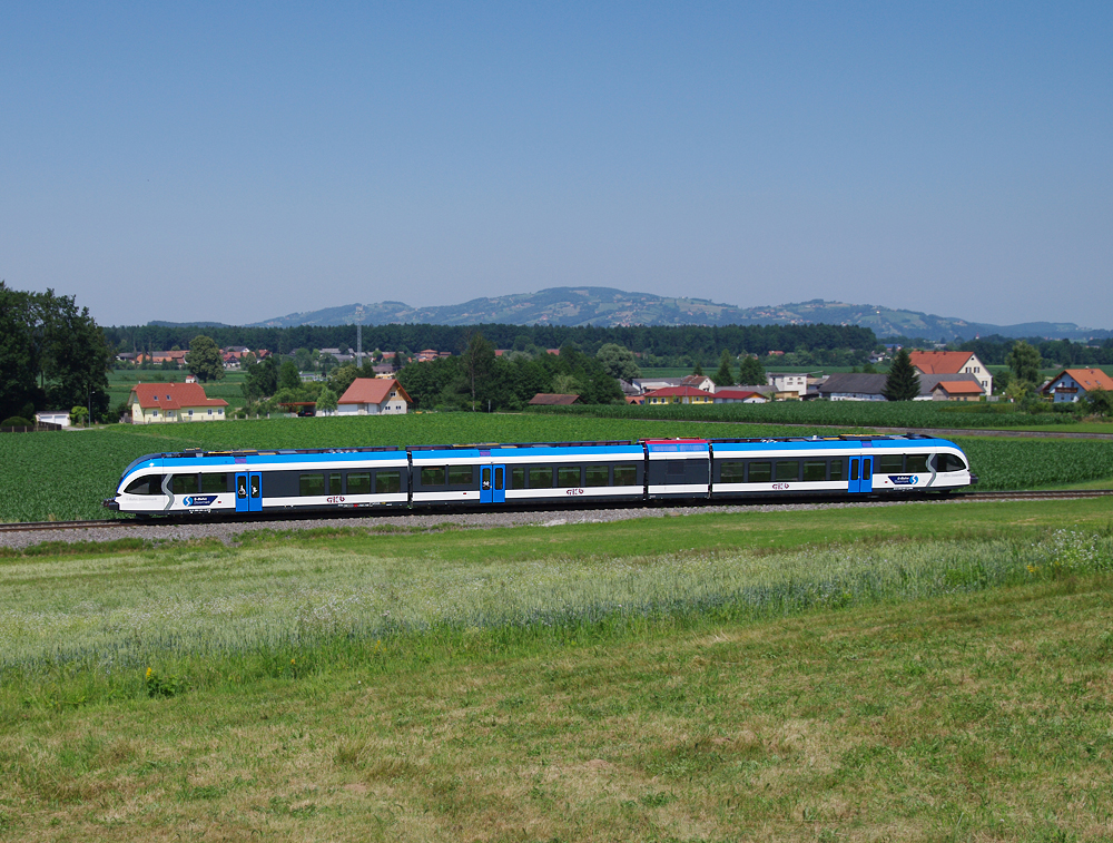 VT 63.08 im  S-Bahn Design  fuhr am 22.06.2011 als LP von Wies via Lieboch nach Graz zurück. Hier ein Bild aus Dietmanssdorf, im Hintergrund kann man den 671 Meter hohen Demmerkogle sehen. Er ist nicht nur die höchste Erhebung des Sausals, auf ihm befindet sich auch das weltweit größte Klapotetz. 