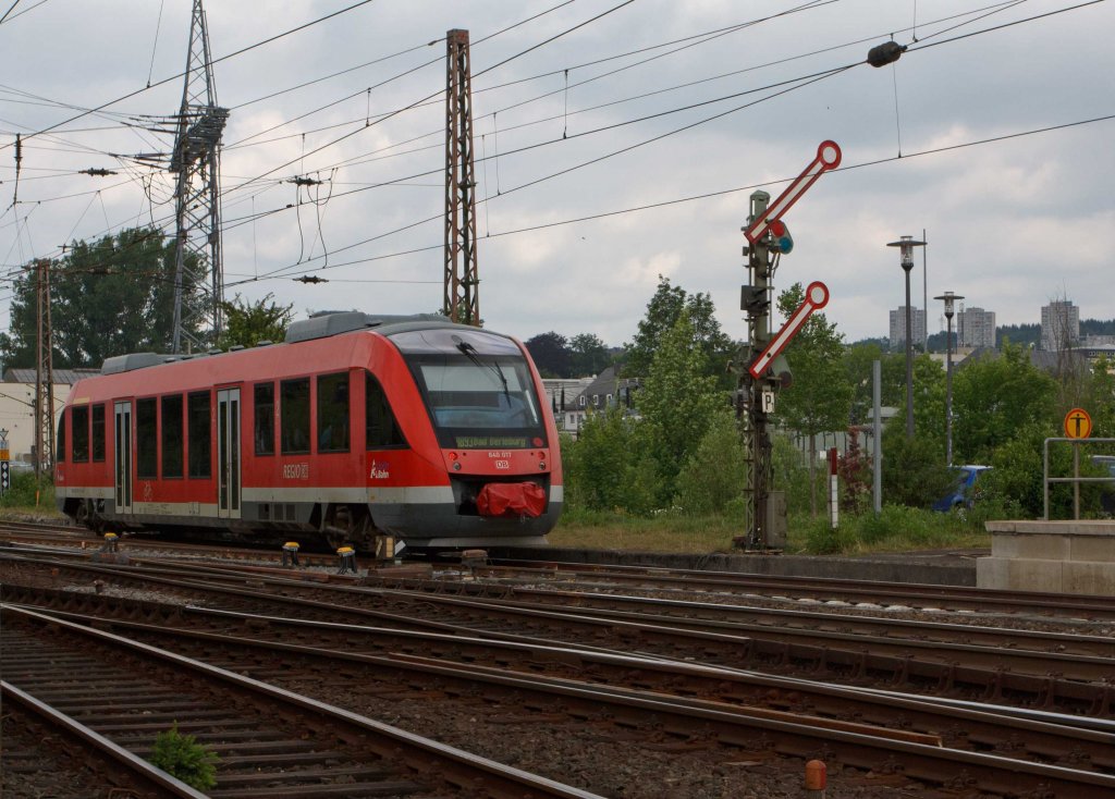 VT 640 017 (LINT 27) der  3-Lnder-Bahn am 28.05.2011 als RB 93 Rothaar-Bahn (KBS 443) fhrt vom Bf Kreuztal weiter Richtung Bad Berleburg.