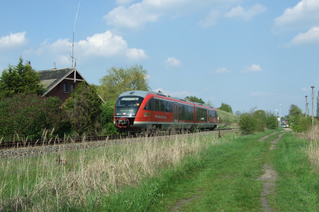 VT 642 170 der  RB Linie 50  als RB 27924 von Dessau nach Aschersleben, hier zwischen den Haltepunkten Dessau-Alten und Dessau-Mosigkau.
Im Hintergrund rechts ist noch der besetzte Streckenposten zu sehen.
Dessau, der 04.05.13