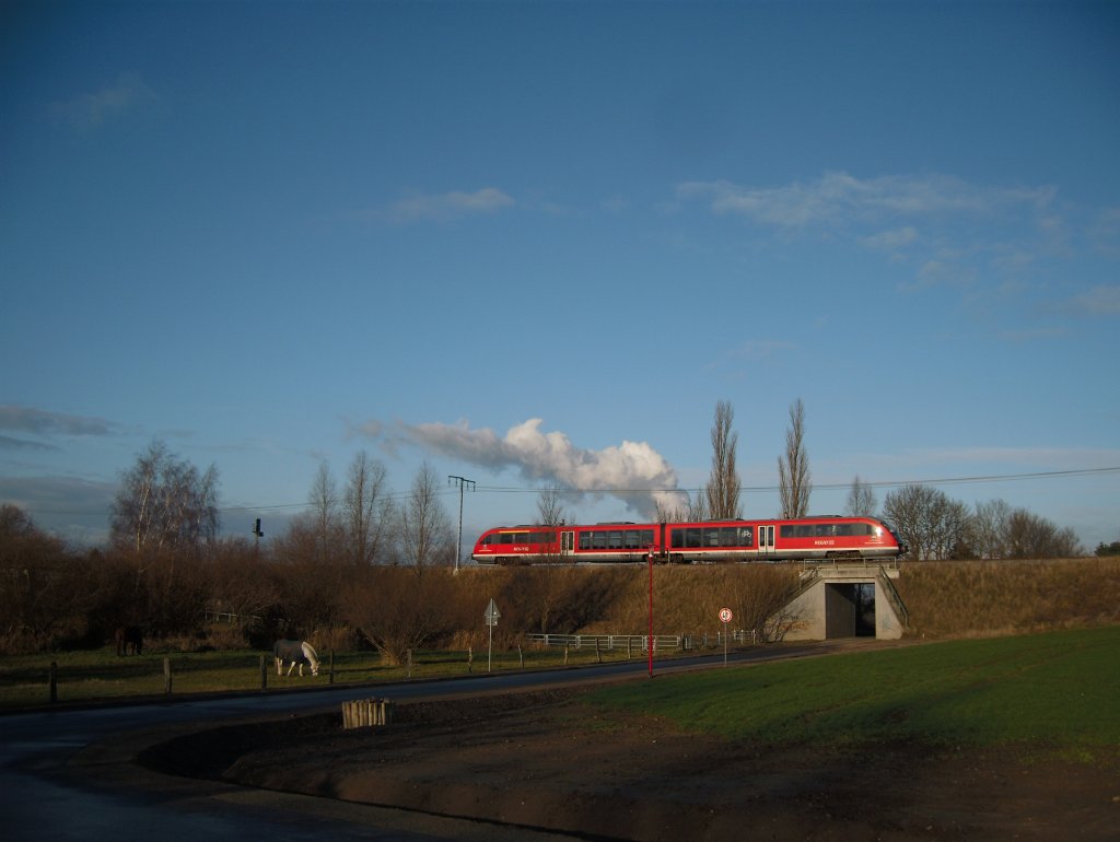 VT 642 in Hhe der Ortschaft Gragetopshof, nicht weit hinter der Ausfahrt vom Hbf, auf dem Weg nach Tessin.
13.12.2009