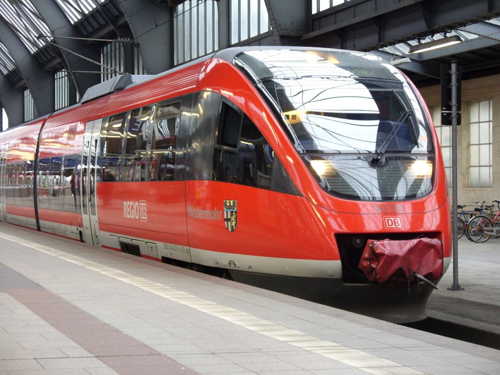VT 643 025 wartet am 17.10.2010 im Karlsruher Hbf auf seine Abfahrt.