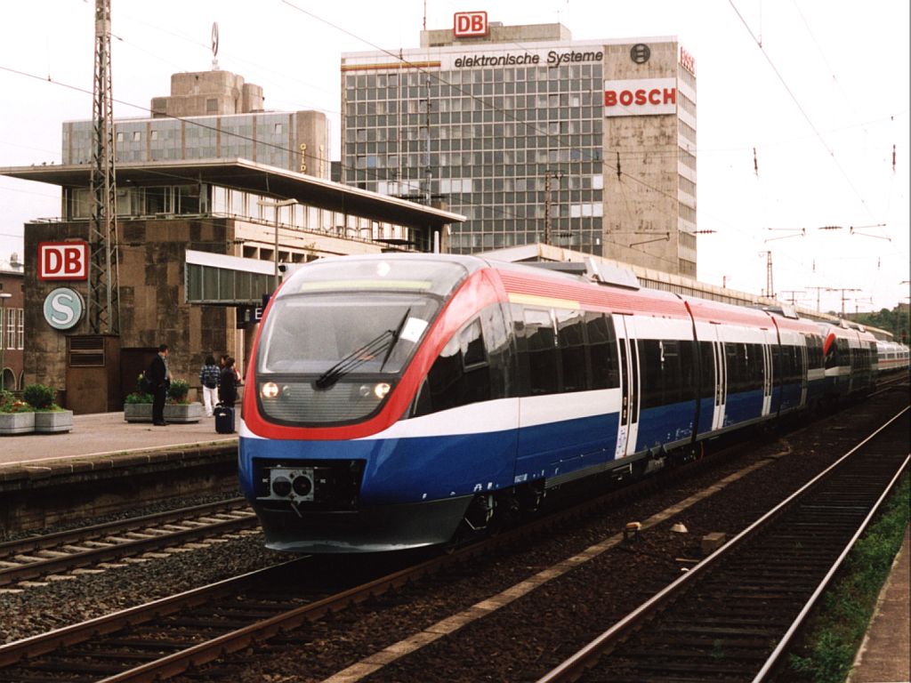 VT 643.11 und VT 643.01 der Prignitzer Eisenbahn-Gesellschaft auf Essen Hauptbahnhof am 23-8-2004. Bild und scan: Date Jan de Vries. 