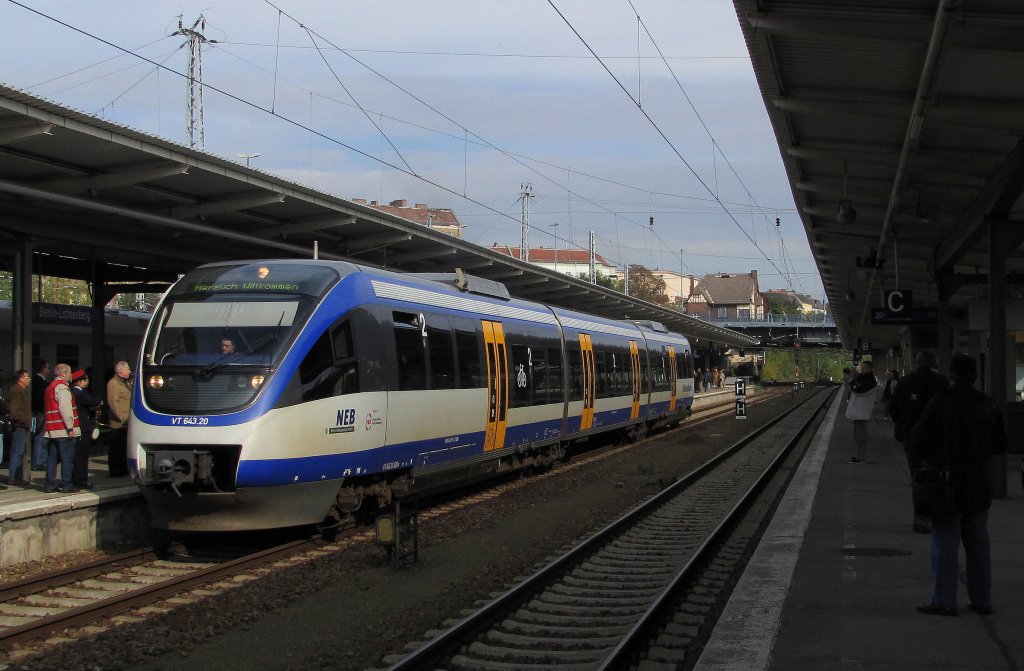 VT 643.20 der NEB hatte am Samstag den 02.10.2010 die Aufgabe, die Pendelfahrten zwischen dem Bahnhof Lichtenberg und dem BW Lichtenfest zu fahren. Hier steht er im Bahnhof Berlin Lichtenberg.
