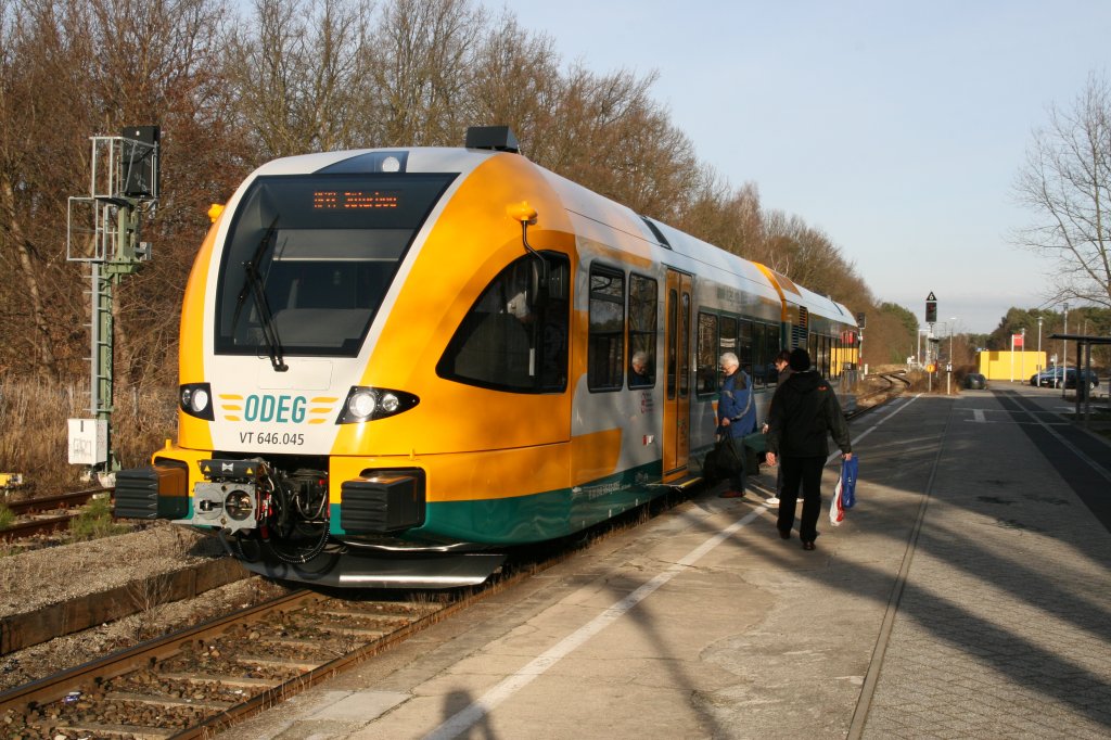 VT 646 045 der ODEG im Bahnhof von Beelitz Stadt am 11.12.2011 am Tag der ersten Betriebsaufnahme auf der Strecke Berlin Wannsee J�terbog