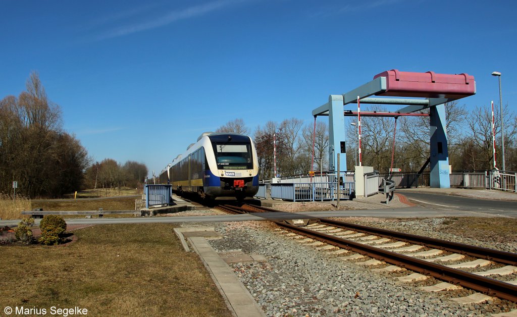 VT 648 087 passiert als NWB 82251 von Esens (Ostfriesland) nach Wilhelmshaven Hbf den Jade-Ems-Kanal bei Sanderbusch. Aufgenommen am 24.03.13