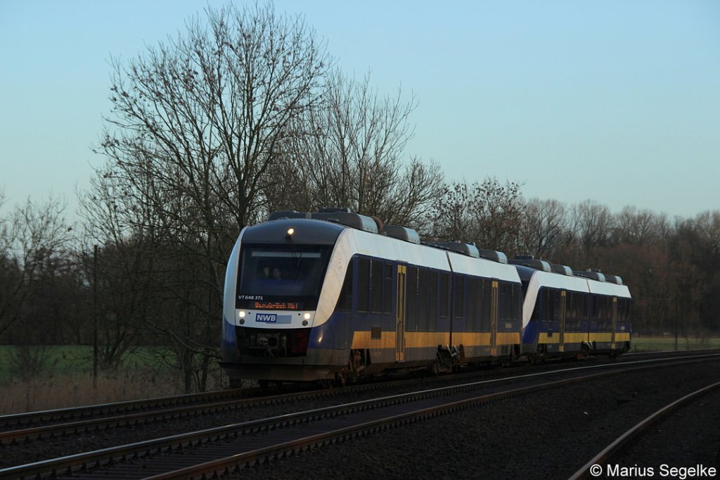 VT 648 471 und VT 648 470 sind als NWB 82308 von Wilhelmshaven nach Osnabrck Hbf unterwegs und werden in Krze im Bahnhof von Sande zum Stehen kommen. Aufgenommen am 02.02.13