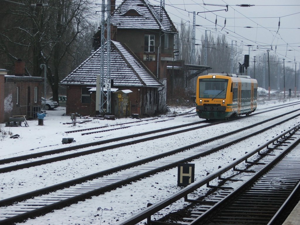 VT 650.59 der ODEG durchfhrt am 11.02.2006 den Bahnhof Berlin-Buch auf der Linie OE60 mit dem Ziel Frankfurt (Oder).