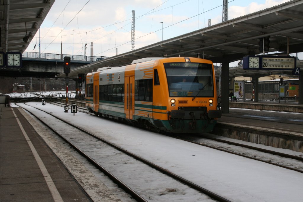 VT 650.66 in Berlin Lichtenberg bei der Abfahrt nach Joachimsthal.20.02.10.