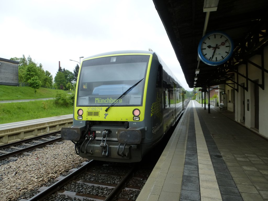 VT 650.718 steht hier am 22.05.13 im Bahnhof von Schwarzenbach an der Saale.