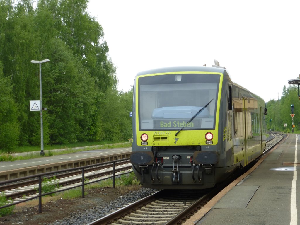 VT 650.721 von Agilis steht hier am 18.Mai 2013 im  Bahnhof von Oberkotzau.