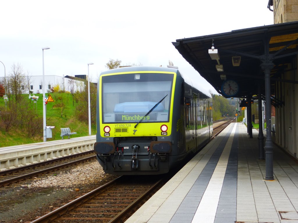 VT 650.728 von Agilis steht hier als ag 84650 nach Mnchberg im Bahnhof Schwarzenbach an der Saale, 28.04.13.