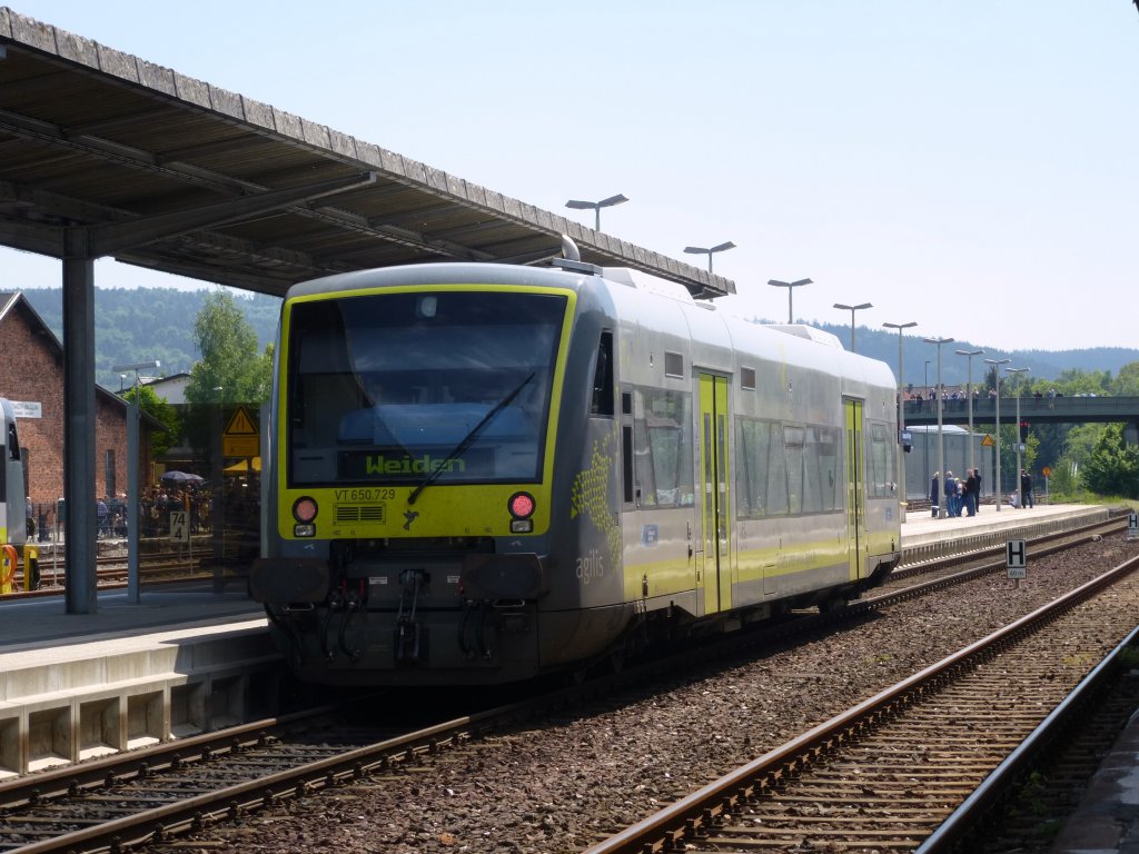 VT 650.729 steht hier am 19.Mai 2013 im Bahnhof von Neuenmarkt-Wirsberg.