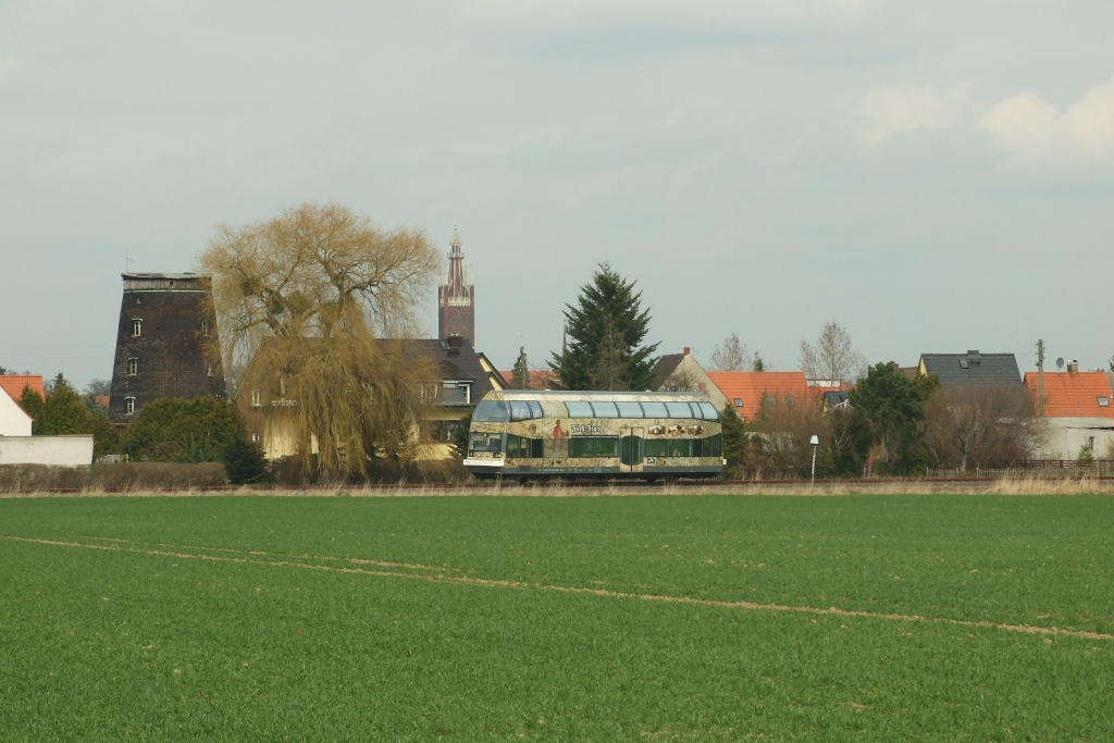 VT 670 004  Frst Franz  als DWE81186 auf dem Weg nach Dessau, hier kurz nach Verlassen des Startbahnhofes Wrlitz. Im Hintergrund die Silhouette der Stadt. mit dem markanten Kirchturm.
Wrlitz, der 17.4.13