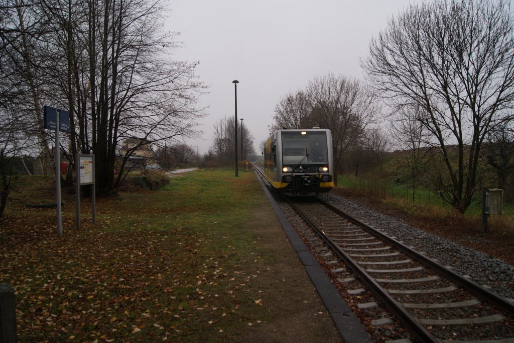 VT 672 905 der Burgenlandbahn aus St��en kommend,vor Einfahrt in HP Krauschwitz, am 22.11.2010