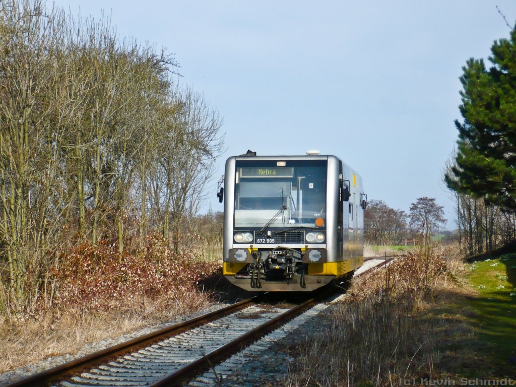 VT 672 905 der Burgenlandbahn fährt in den Haltepunkt Krauschwitz (Teuchern) ein. Er fährt als RB von Zeitz nach Nebra über Teuchern und Naumburg. (26.03.2010)