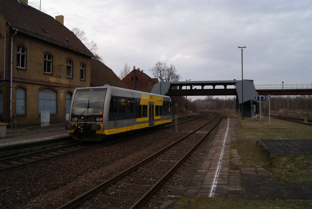 VT 672 911 der Burgenlandbahn, im Nachschu� bei der Ausfahrt aus dem Bahnhof Deuben Richtung Wei�enfels fahrend,10.02.2011