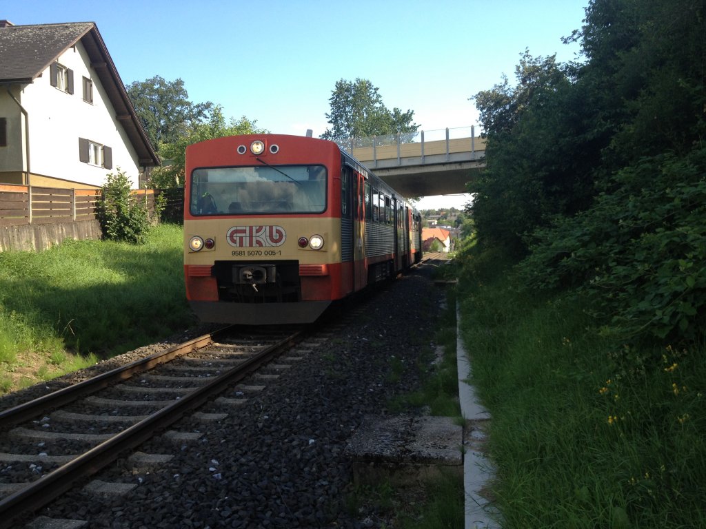 VT 70.05 auf der Strecke S61 (Wettmannsttten/Lieboch/Graz Hbf) am 26.6.2012 als R 8512 knapp nach der Unterfhrung der B76 zwischen den Bahnhfen Lannach und Lieboch.