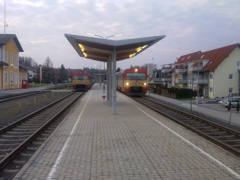 VT 70.06 (links als R8516) und VT 70.13 (rechts als R8571) am 31.3.2011 bei der Kreuzung im Bahnhof Lannach. R8516 macht sich hier im Bild bereits auf den Weg Richtung Lieboch.