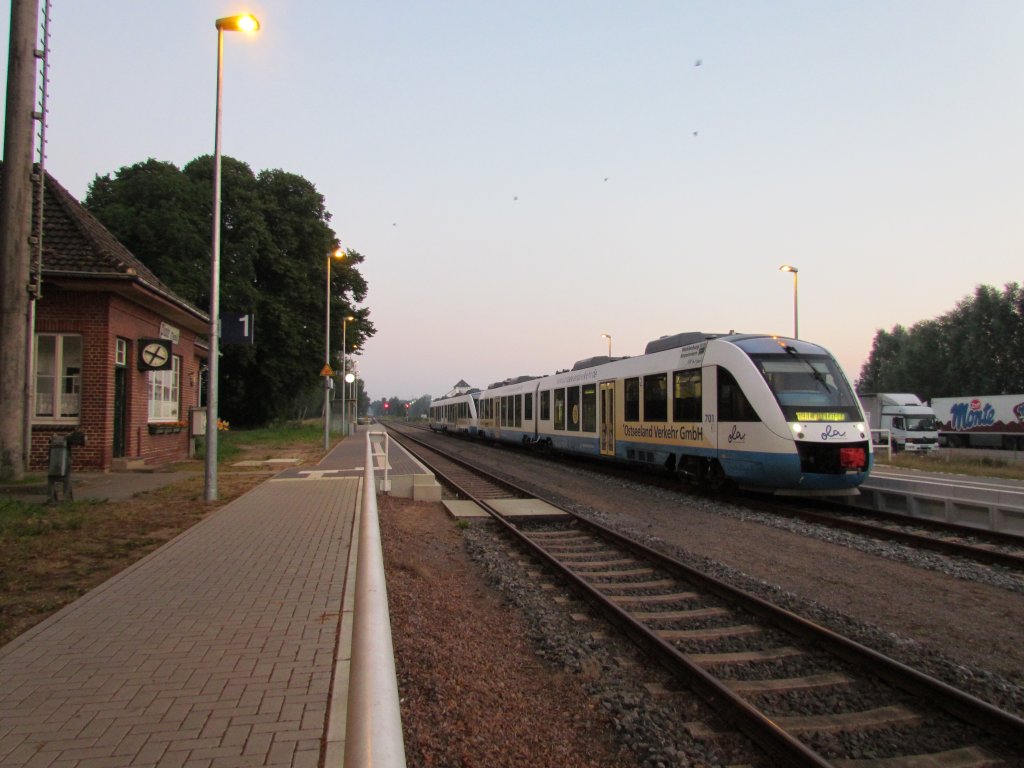VT 701 und 705 der OLA Schwerin am fr�hen Morgen des 26.07.2012 auf dem Weg nach Schwerin HBF im Bahnhof von Plate