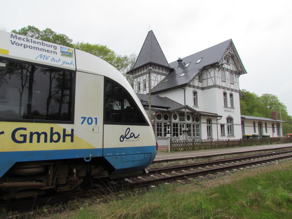 VT 701 der OLA Schwerin wartet m Bahnhof von Gadebusch auf seine Rckfahrt nach Parchim am 07.05.2012 , im Hintergrund das aufwendig renovierte Bahnhofgebude.